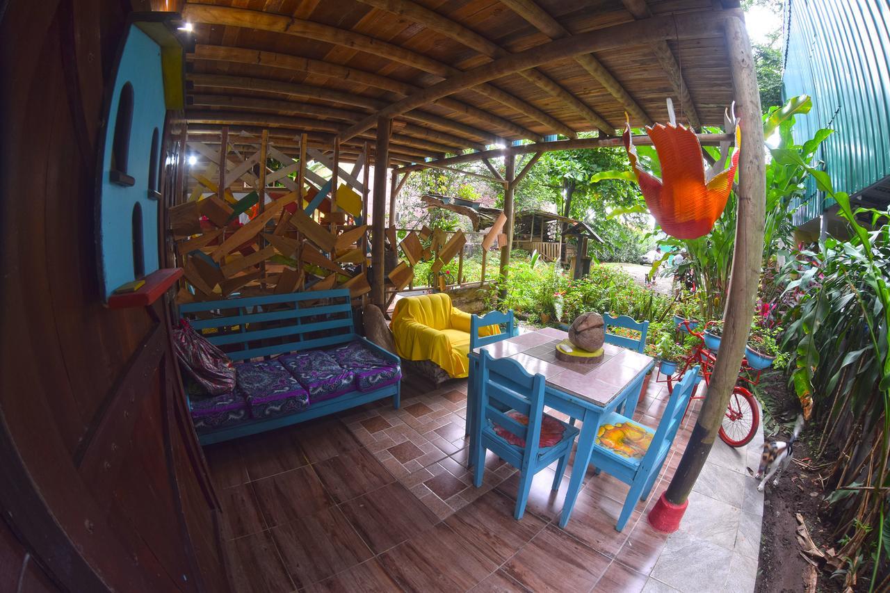 Wood House Hostel Ла Фортуна Экстерьер фото